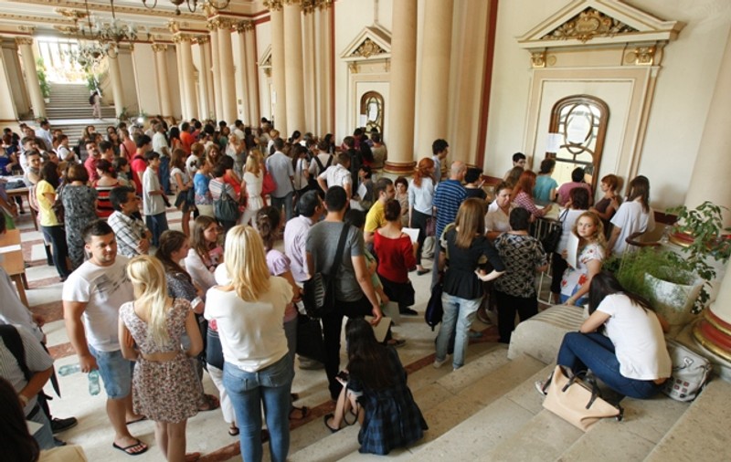 Absolvenţii de liceu au început goana după facultăţi