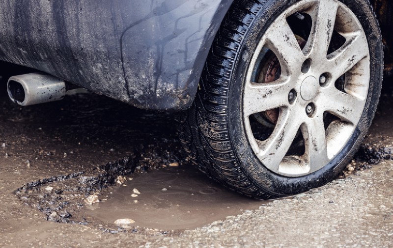 Janta lovită în groapă: Cum verifici rapid dacă s-a strâmbat și când este periculos să mai conduci