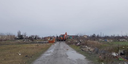 Vecinii au surprins momentul în care s-au strâns două containere de gunoi