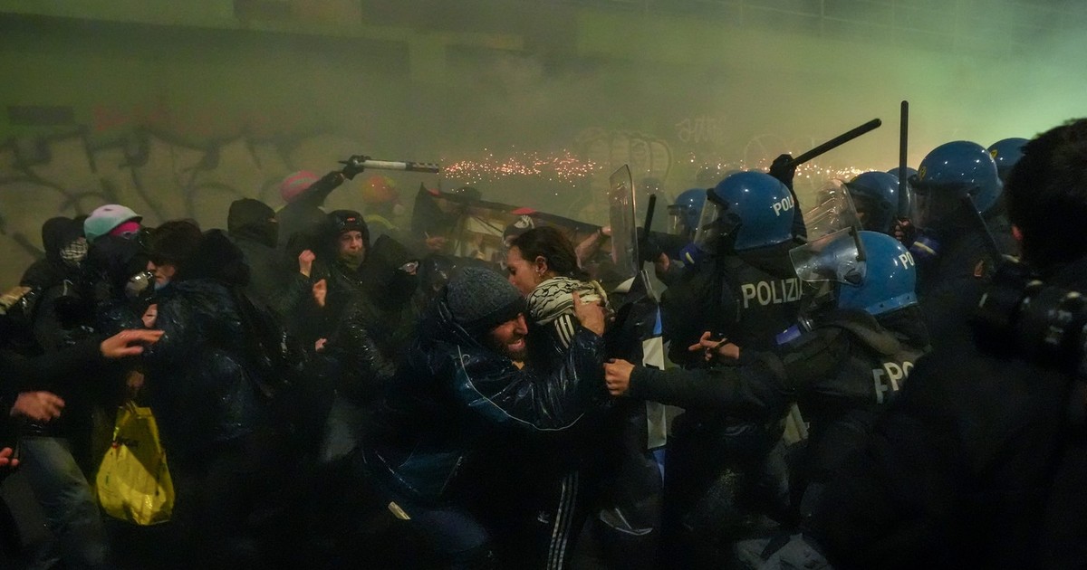 Milano, 7 februarie 2026 - ciocniri între manifestanți anti-Jocuri Olimpice și forțele de ordine Foto: Profimedia