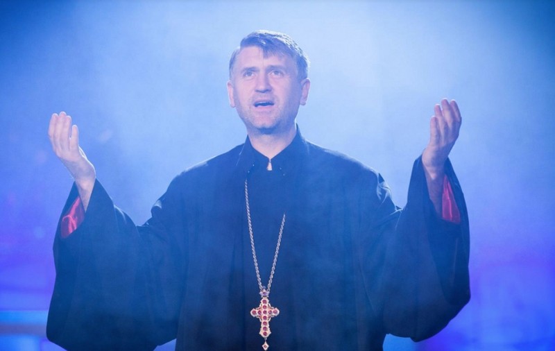 Preotul Cristian Pomohaci are concert la Festivalul din Jina, județul Sibiu. Părintele controversat e cap de afiș