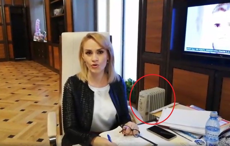 Gabriela Firea stă cu un calorifer electric în biroul de la Primărie, în plin sezon de avarii RADET