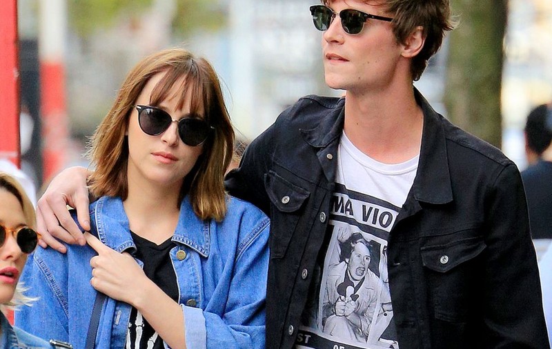 Doi ani a durat relația lor. Actrița Dakota Johnson s-a despărțit de Matthew Hitt