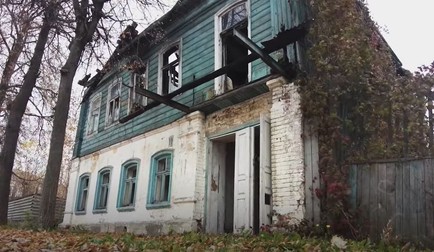 Casa în care a stat cândva renumitul scriitor rus Boris Pasternak, autor al celebrului roman „Doctor Jivago", a ajuns o ruină (foto captură YouTube)