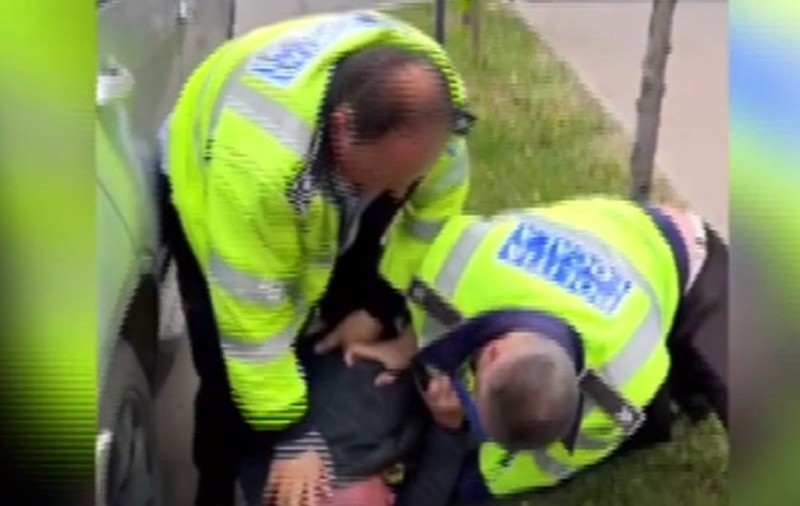 Polițist local din Iași bătut de un șofer amendat pentru parcare neregulamentară. Individul a fost imobilizat rapid: „Tu dai în poliţie, bă?”