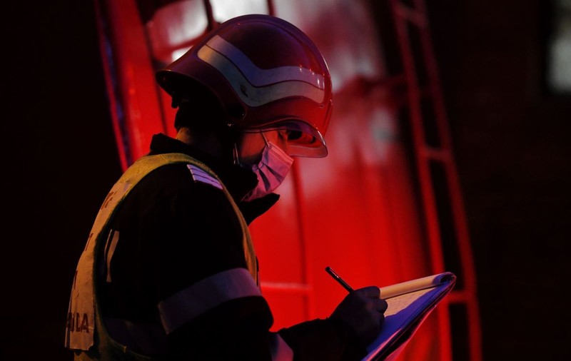 Un român a incendiat în Italia 33 de mașini și scutere. „Am ieșit să fumez”