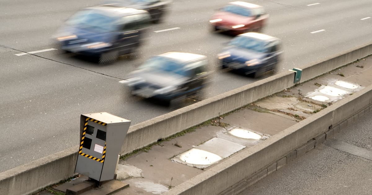 Mașini care trec prin fața unui radar de control al vitezei pe autostradă