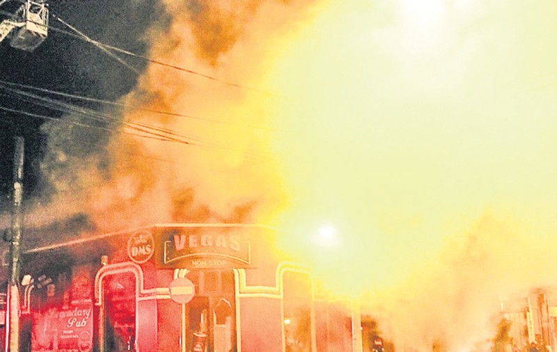 INCENDIU în CENTRUL VECHI din CAPITALĂ! Locatarii DAU VINA pe OAMENII STRĂZII