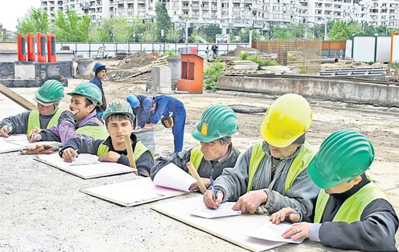 Șantieriștii au dat adevărate examene din Codul Munci: Zi, frate, tu ce scrii acolo?