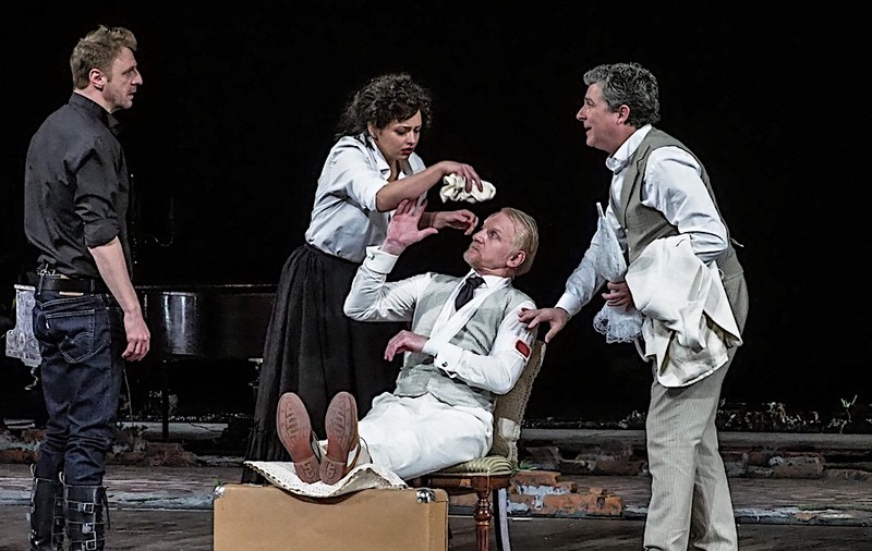 „Părinți și copii”, spectacol-eveniment pe scena mare a Teatrului Național din București, pe 18 și 19 noiembrie 2022