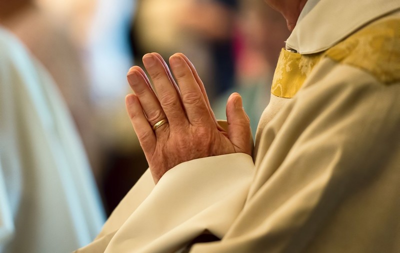 Un călugăr a fost ucis și alți șapte au fost răniți într-o mănăstire din estul Spaniei. Atacatorul a pătruns în lăcașul de cult strigând „Eu sunt Iisus Hristos”
