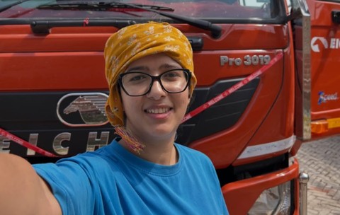 Neha Thakur în timp ce face un selfie lângă un camion roșu