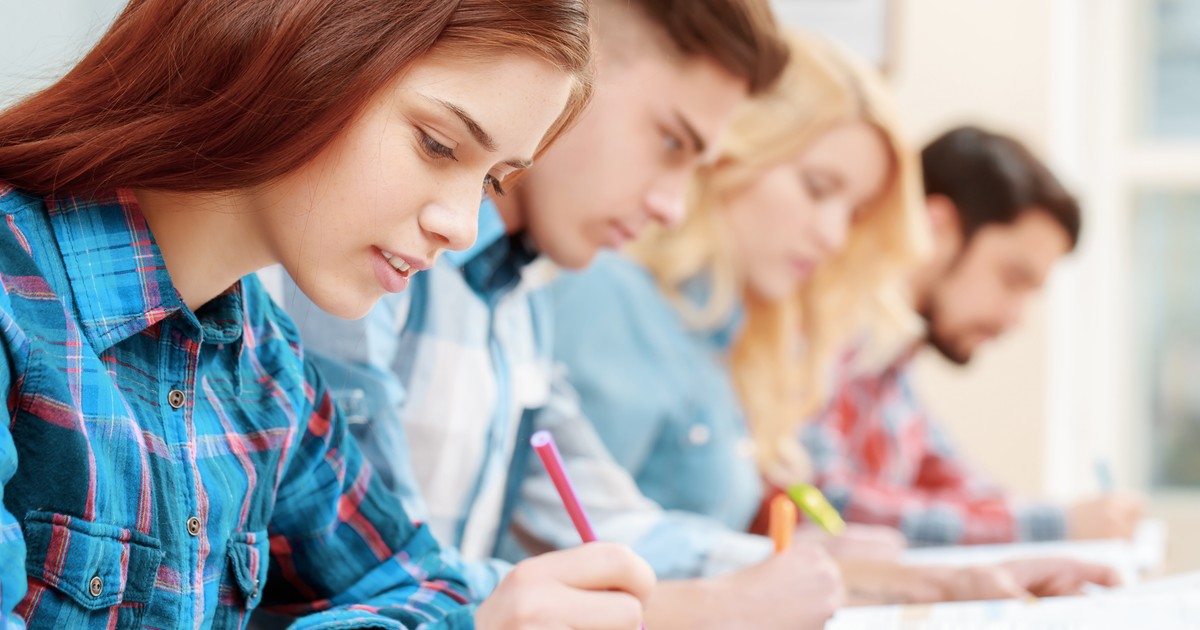 Elevi care susțin un examen scris