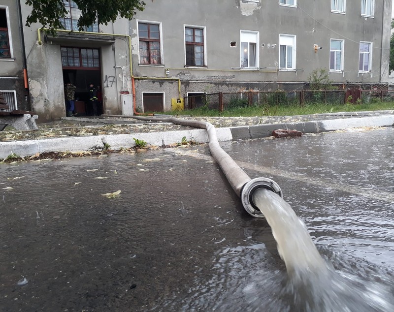 Unsprezece apartamente ale unui bloc din Bod, judeţul Braşov, au fost inundate/ VIDEO&GALERIE FOTO