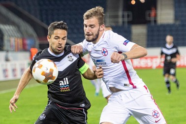 epa06232986 Jonathan Sabbatini (L) of Lugano in action against Mihai Balasa (R) of Bucharest during the UEFA Europa League group G soccer match between FC Lugano and FC Steaua Bucharest in Lucerne, Switzerland, 28 September 2017. EPA-EFE/URS FLUEELER