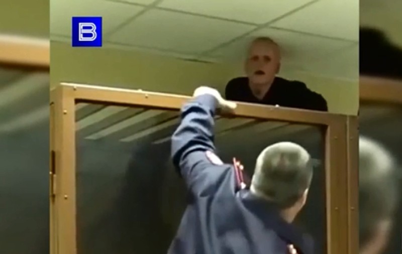 VIDEO | Un tânăr care și-a ucis sora într-un ritual de exorcizare a vrut să evadeze de sub nasul polițiștilor în sala de judecată!