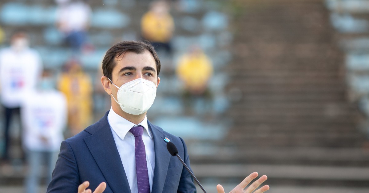 Claudiu Năsui despre legea Romexpo: „Nu ne vindem țara, o dăm pe degeaba. Cu banii pe teren putem plăti ajutoarele promise pentru Horeca“. Năsui făcând un gest cu mâinile