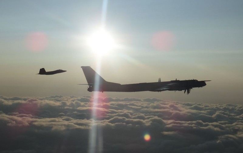 Avioane militare canadiene, nevoite să-și modifice traiectoria de zbor pentru a evita coliziuni cu aeronave chineze