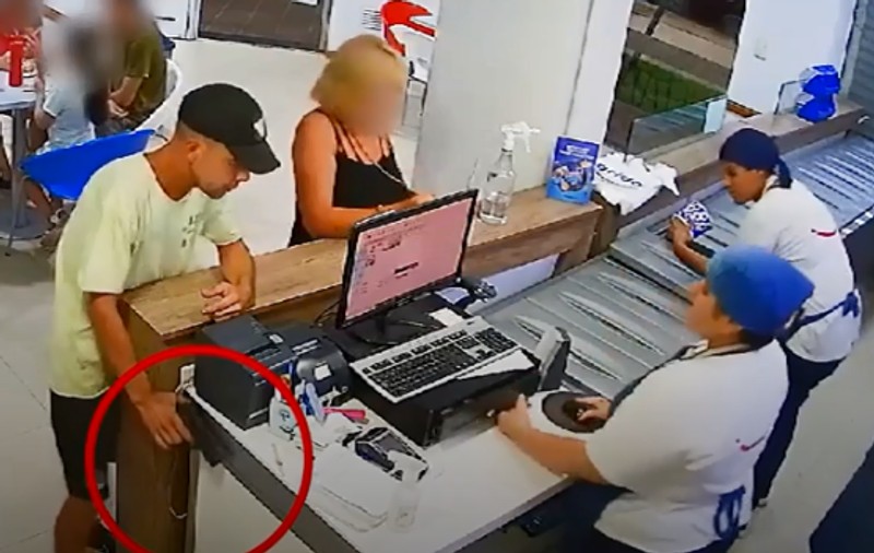 Un bărbat care a furat încasările dintr-o gelaterie amenințând cu un pistol de jucărie a fost reținut de o angajată, care l-a lovit cu polonicul în cap, în Argentina | VIDEO
