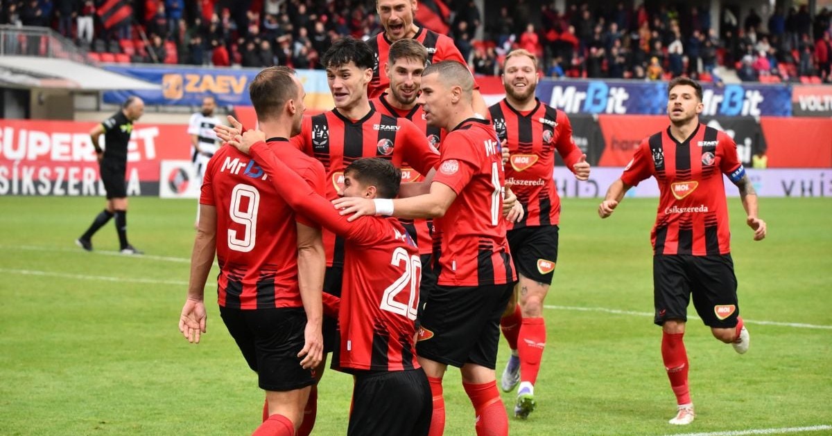 Fotbalistii harghiteni se bucura dupa un gol marcat de Dolný Jozef in meciul de fotbal dintre FK Csikszereda Miercurea Ciuc si FC Universitatea Cluj, contand pentru Superliga Superbet, desfasurat pe Stadionul Municipal din Miercurea Ciuc, sambata 4 octombrie 2025