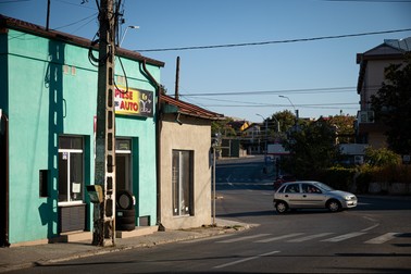 La colțul străzii Craiovei, aproape de locul unde ar fi urcat Luiza în mașina lui Dincă, nu am mai găsit oameni care să facă cu mâna mașinilor de ocazie