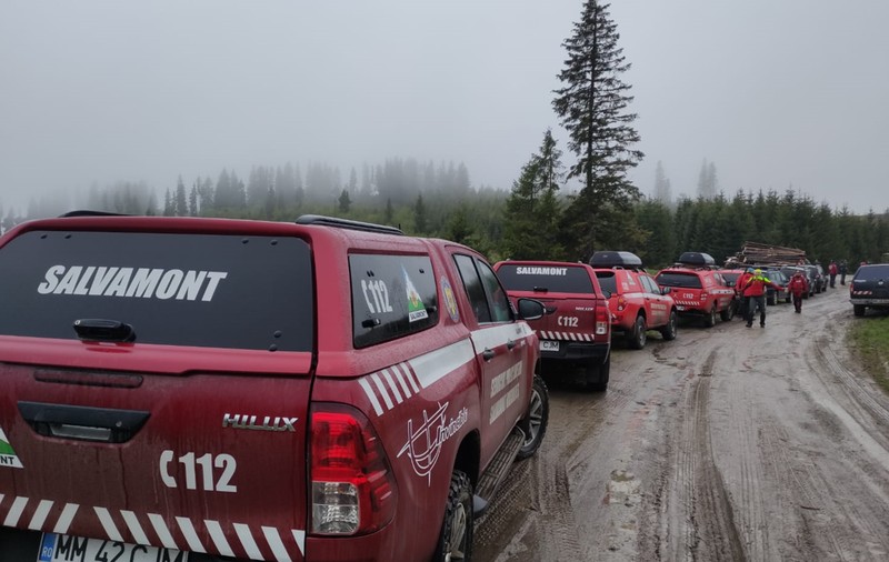 12 bărbaţi ucraineni, căutaţi de salvamontiști pe vârful Pop Ivan din Munţii Maramureşului. Aceștia ar fi trecut ilegal granița