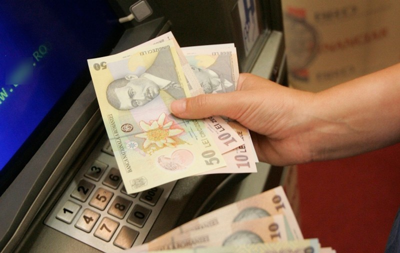 Salariul mediu net a scăzut la 1.428 lei