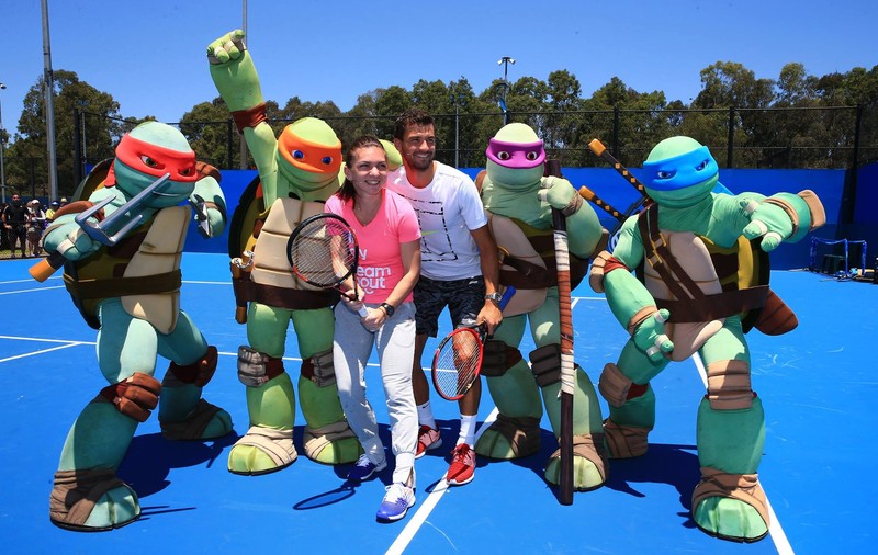 Simona Halep, strălucitoare la petrecerea jucătoarelor. La Sydney, sportiva a fost în formă și la ”Kids Day”, avându-l alături pe bulgarul Grigor Dimitrov, cel mai râvnit bărbat din circuit. Accidentarea care a făcut-o să abandoneze la Brisbane n-a trecut/ FOTO & VIDEO