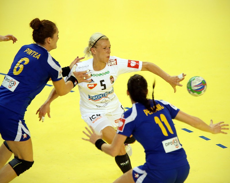 CAMPIONATUL EUROPEAN FEMININ DE HANDBAL. UNGARIA - ROMÂNIA 20-19. EuroPA! Am jucat ca niciodată, am pierdut ca-ntotdeauna! ^FINAL DE COȘMAR: nu am marcat nici în ultimele cinci minute, iar în ultimele 11 - am înscris doar o dată! Suporterii unguri au scandat ”Țiganii, țiganii!”