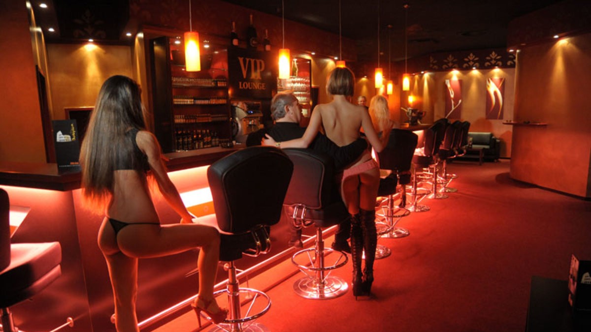 Bordel lângă sediul Guvernului. Mai multe tinere care oferă favoruri sexuale, la un bar, alături de potențiali clienți