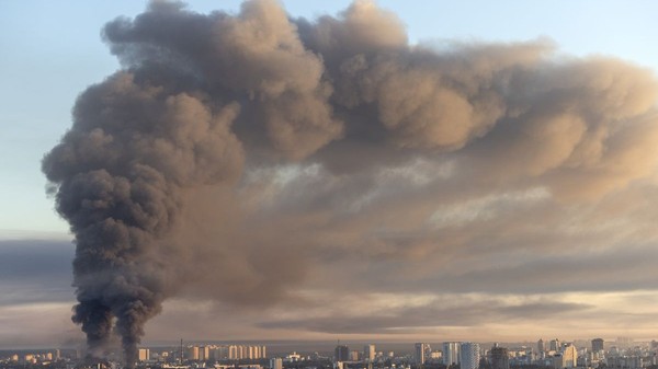 Kievul a fost lovit în plin de rachete balistice: blocuri în flăcări și o centrală energetică avariată. Imagine cu caracter ilustrativ. Foto: Getty Images