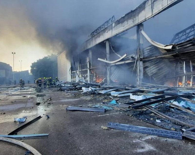 Imagini dramatice de la mall-ul din centrul Ucrainei, bombardat de ruși