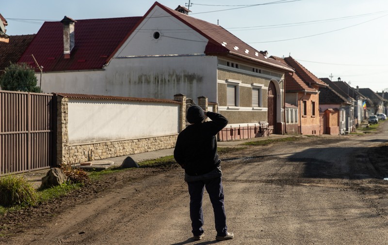 Sătenii din Dridif, Braşov, aşteaptă de 23 de ani să fie date în folosinţă ţevile instalate din banii lor: „Au plătit, au murit, gazul tot n-a venit!”