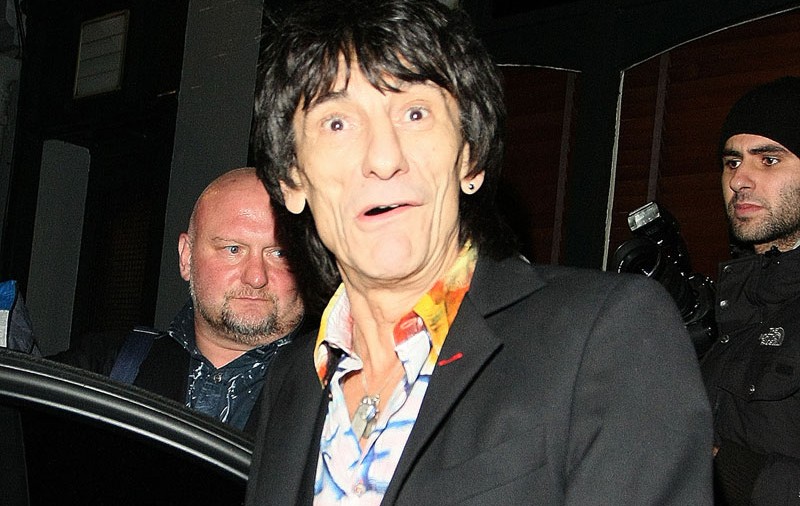 Ronnie Wood se tratează de alcool cu droguri