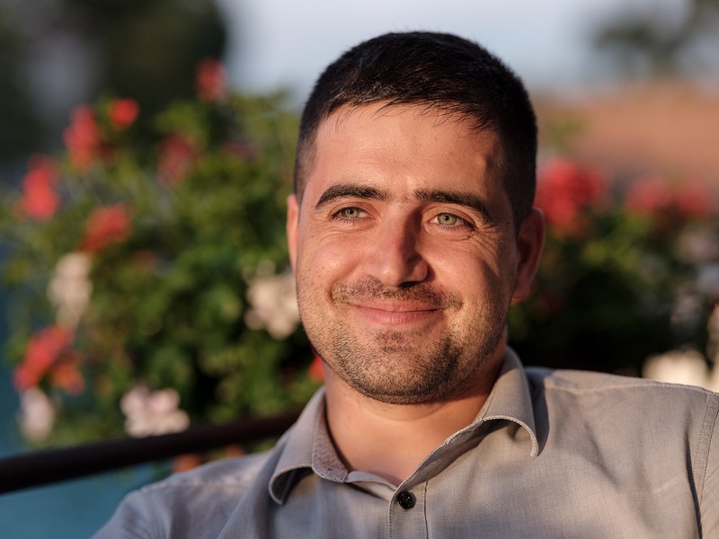 Medicul Vadim Stoleru, la o terasă de pe malul lacului Garda
