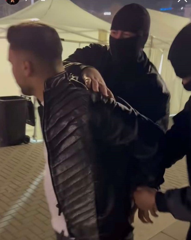 Jador a fost dat jos de pe scenă încătușat de mascați, la un concert în Chișinău, unde și-a înscenat, de fapt, arestarea | VIDEO