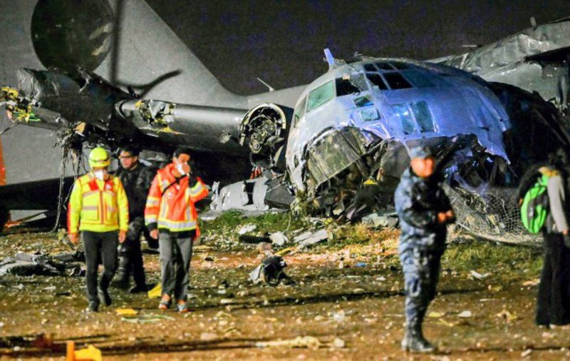 Avion militar care transporta 62.000.000 de dolari, prăbușit în Bolivia: 24 de morți și zeci de arestări după ce oamenii au năvălit să adune bancnotele împrăștiate pe autostradă