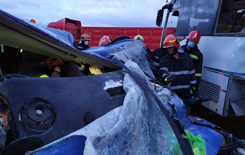 FOTO | Accident grav la Iași, cu 13 răniți și doi morţi. A fost activat planul roşu de intervenţie