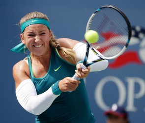 epa04922572 Victoria Azarenka of Belarus hits a return to Simona Halep of Romania during their quarterfinals match on the tenth day of the 2015 US Open Tennis Championship at the USTA National Tennis Center in Flushing Meadows, New York, USA, 09 September 2015. The US Open runs through 13 September, which is a return to a 14-day schedule. EPA/ANDREW GOMBERT