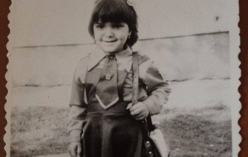 PARIU PE ORICE CĂ NU O RECUNOŞTI! Aşa arăta o cântăreaţă super cunoscută de la noi când era la grădiniţă!