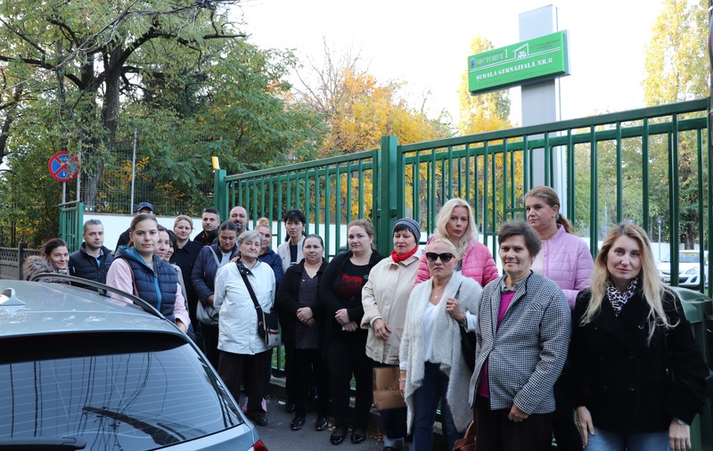 Mărturiile părinţilor care se opun şcolarizării băiatului care şi-a ucis bunica: "Dacă îi dă una în cap copilului meu?". Mama lui îl apără: "A greşit"
