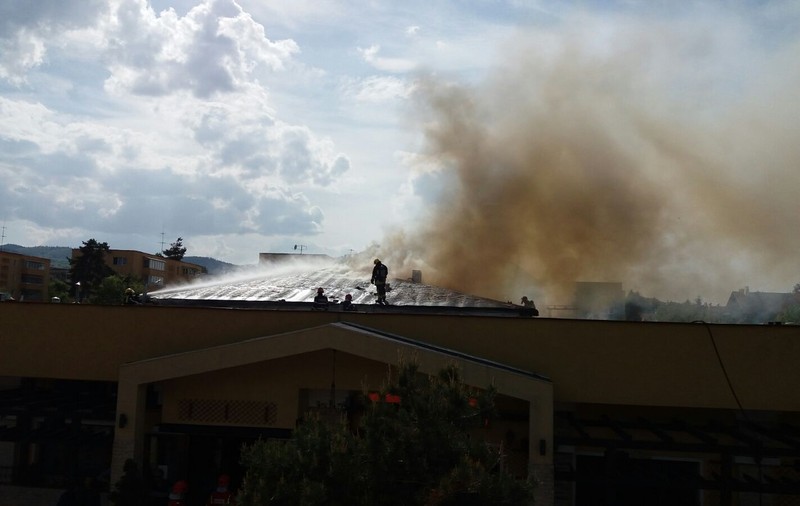 Incendiu puternic în Brașov. Un club și un restaurant, cuprinse de flăcări