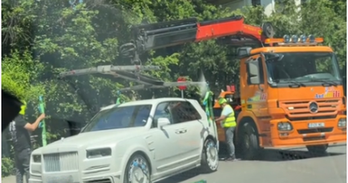 Un Rolls-Royce Cullinan Mansory este ridicat pe platformă de pe o stradă din București, 18 iunie 2026