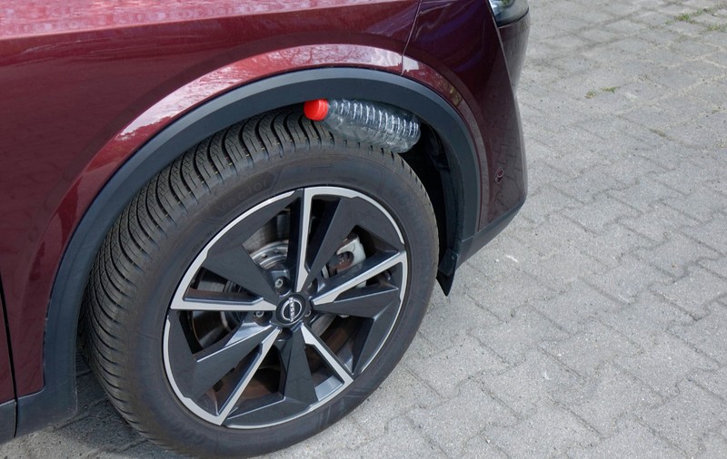 Atenție la sticla de plastic pusă la roata mașinii: capcana folosită de hoți pentru a fura autoturisme sau obiecte din interior