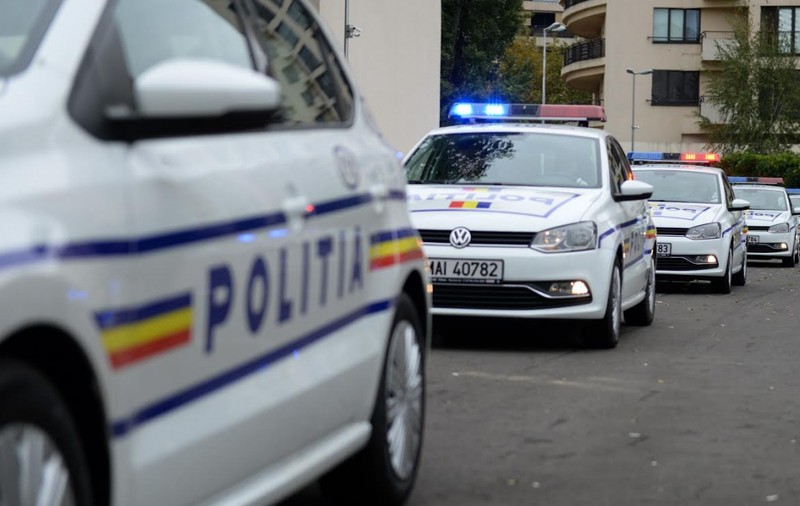 Un poliţist din Focşani a fost târât pe şosea de un şofer oprit în trafic