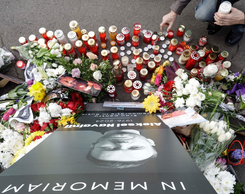 „Nu câștigi alegeri libere omorând opoziția”. Zeci de oameni îi aduc un omagiu lui Aleksei Navalnîi la sediul Ambasadei Rusiei la București