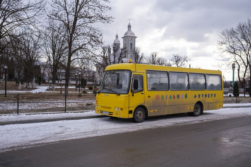 Autobuz școlar, într-un sat românesc din preajma Cernăuțiului