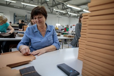 Ludmila, la fabrica unde lucrează