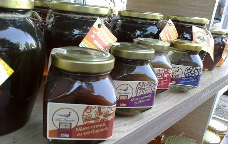 Produse inedite la târgul apicultorilor din Bucureşti: MIERE CU SCORŢIŞOARĂ ŞI CAFEA. Uite cum arată!                  