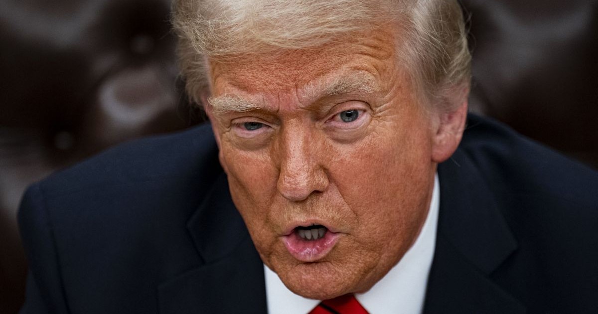Donald Trump, președintele Statelor Unite ale Americii, în prim-plan, îmbrăcat într-un costum închis la culoare, cravată roșie și cămașă albă